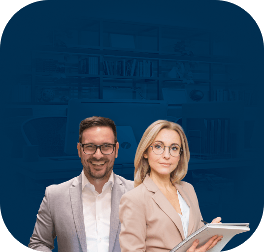 Obrazok ženy a muža na rôznych manažérskych pracovných pozíciách